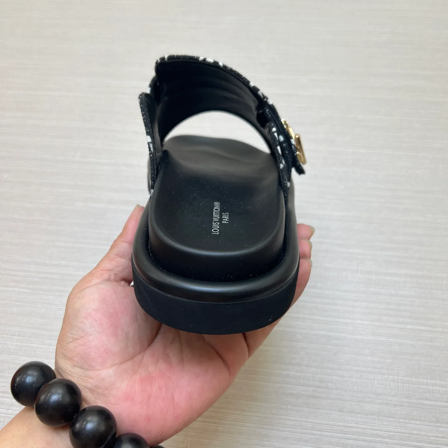 Factory price: 360💰【LOUIS VUITTON】Louis Vuitton, LV printing, men's and women's slippers are on the market, drawer box packaging with cloth bag, card, the upper pattern looks very soft and waxy, super versatile leg slimming artifact. Fabric: imported denim/canvas/old fabric, LV hardware LOGO, official website pattern printing, comfortable to wear, foot pads: high elastic men's shoes💰U water table. Sole: foam sole, heel height: about 5cm. Code number: 35-46, 35, 45, 46 are custom-made and non-returnable. Color: multiple colors and styles available.